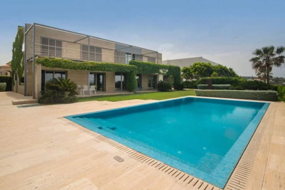 Elegant luxury-villa on the 1st sea line in Son Veri Nou