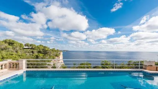 Chalet on the very first sea line in a breathtaking location in Cala Llombards