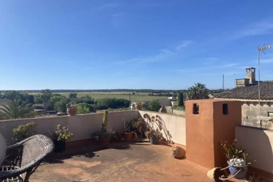 Traditional village-house with large roof terrace and great potential in the heart of Ses Salines
