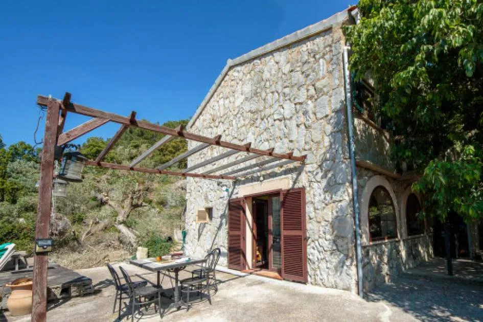 Idyllically-located property in Orient in the natural paradise Sierra de Tramontana
