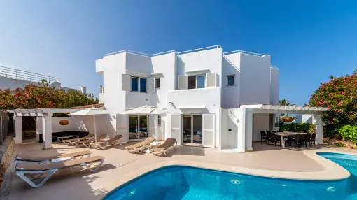 Wonderful villa with pool and touristic rental licence on the 2nd sea line in Cala d'Or Wonderful villa with pool and touristic rental licence on the 2nd sea line in Cala d'Or
