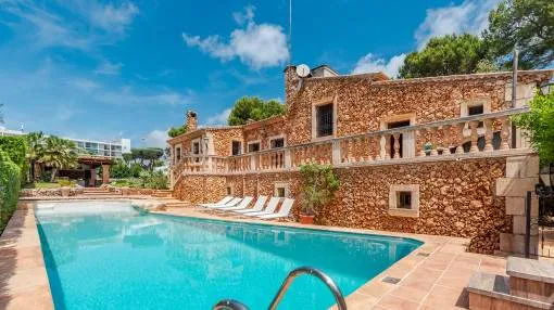 Exceptional villa with pool right on the sea with touristic rental licence for 10 people in Costa de los Pinos.