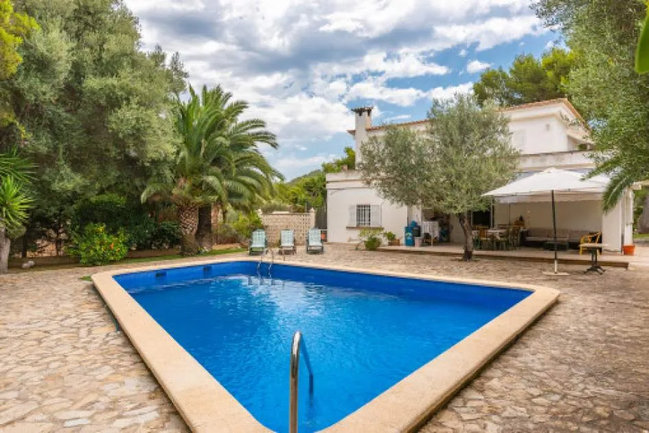 Quietly-situated villa with pool and great potential in Nova Santa Ponsa