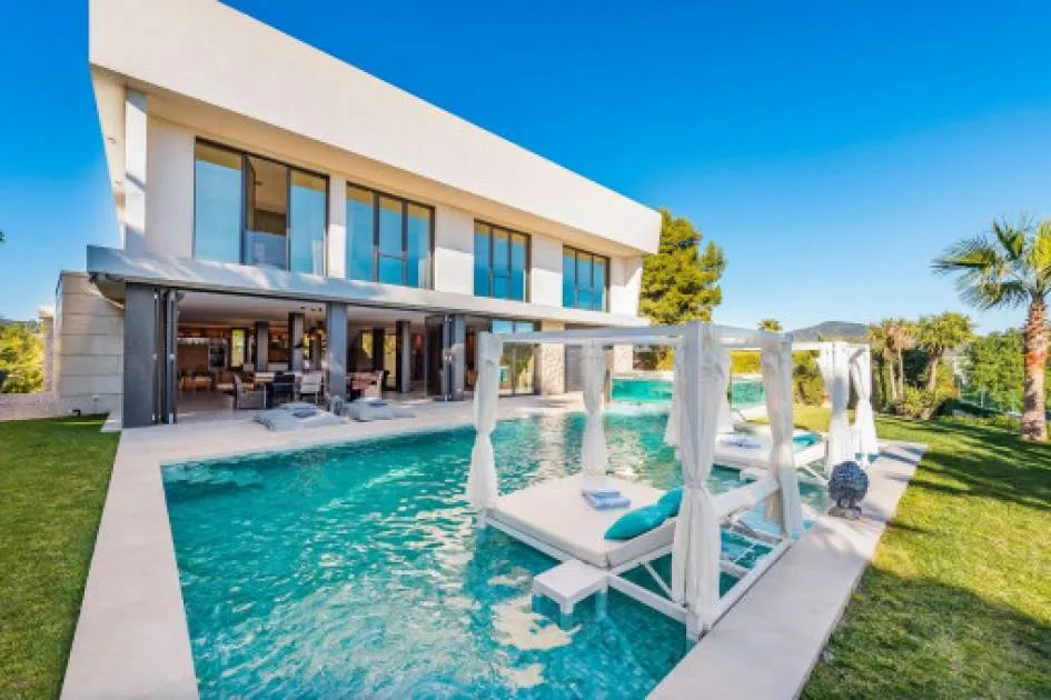 Exclusive luxury villa with fantastic views and flat plot in Santa Ponsa