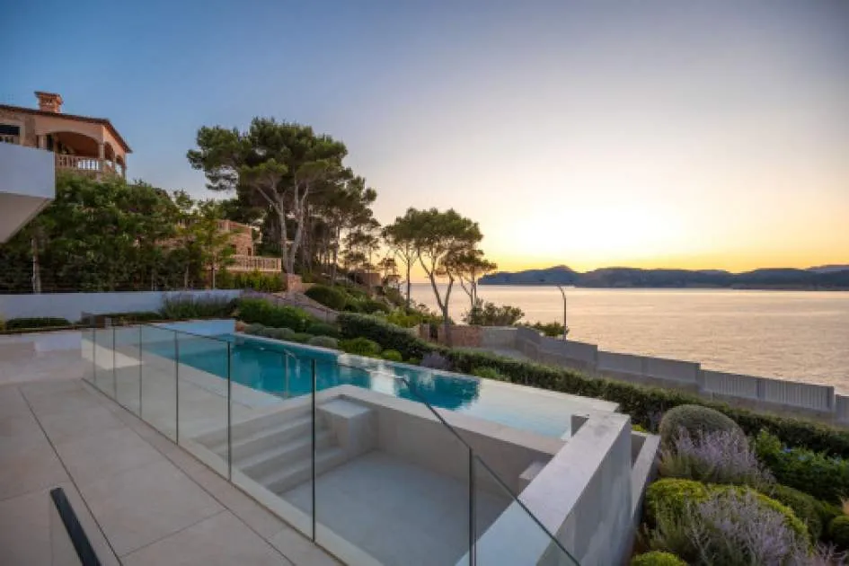 Pure elegance with the sounds of the sea - Unique property on the second sea line in Nova Santa Ponsa