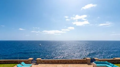 Spectacular villa with pool and holiday rental license on the first sea line in a privileged location in Portocolom Spectacular villa with pool and holiday rental license on the first sea line in a privileged location in Portocolom