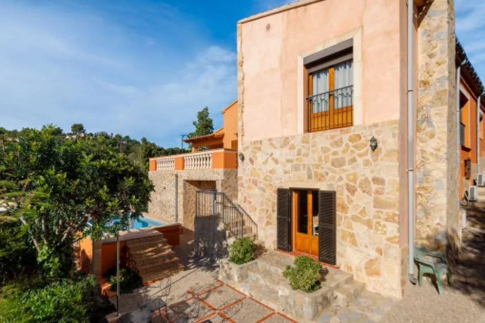 Family-villa in Esporles with pool and picturesque panoramic views over the bay of Palma