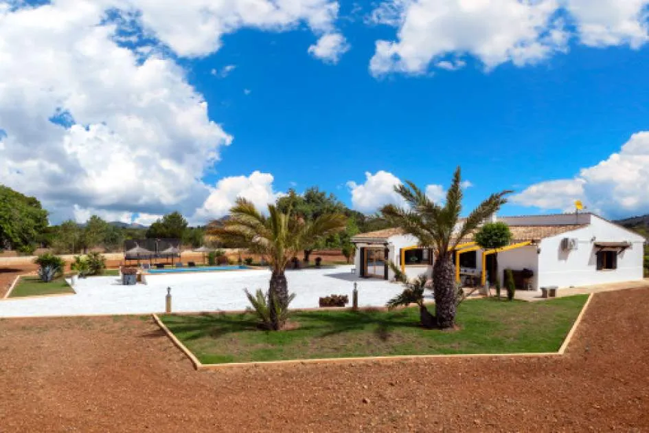 Newly-renovated finca with sweeping views in Llucmajor