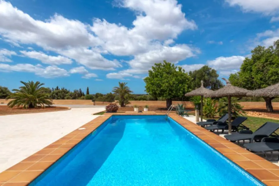 Newly-renovated finca with sweeping views in Llucmajor
