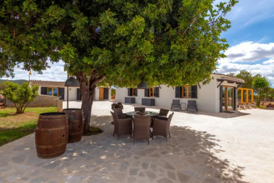 Newly-renovated finca with sweeping views in Llucmajor
