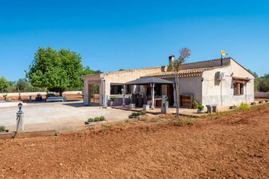 Newly-renovated finca with sweeping views in Llucmajor