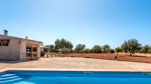 Newly-renovated finca with sweeping views in Llucmajor
