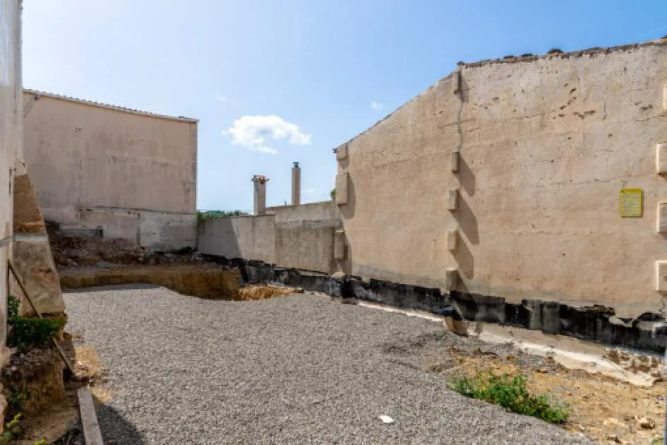 Building plot with approved construction project in a prime location in Capdepera