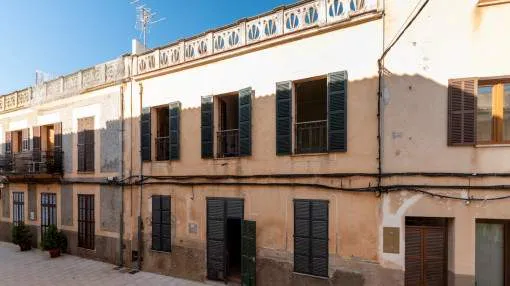 Classic Mallorcan town-house requiring renovation on the town square of Son Servera