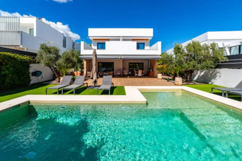 Modern villa with a private pool in a privileged location near the golf courses of Son Vida