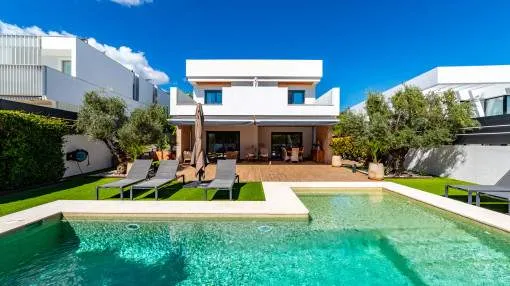 Modern villa with a private pool in a privileged location near the golf courses of Son Vida