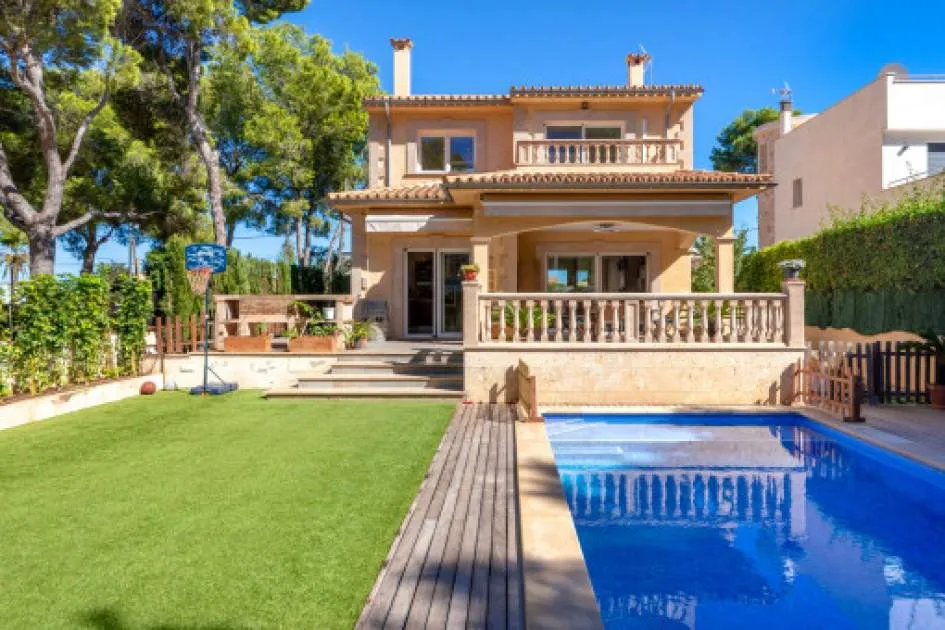 Elegant chalet with pool available from September to June in El Toro