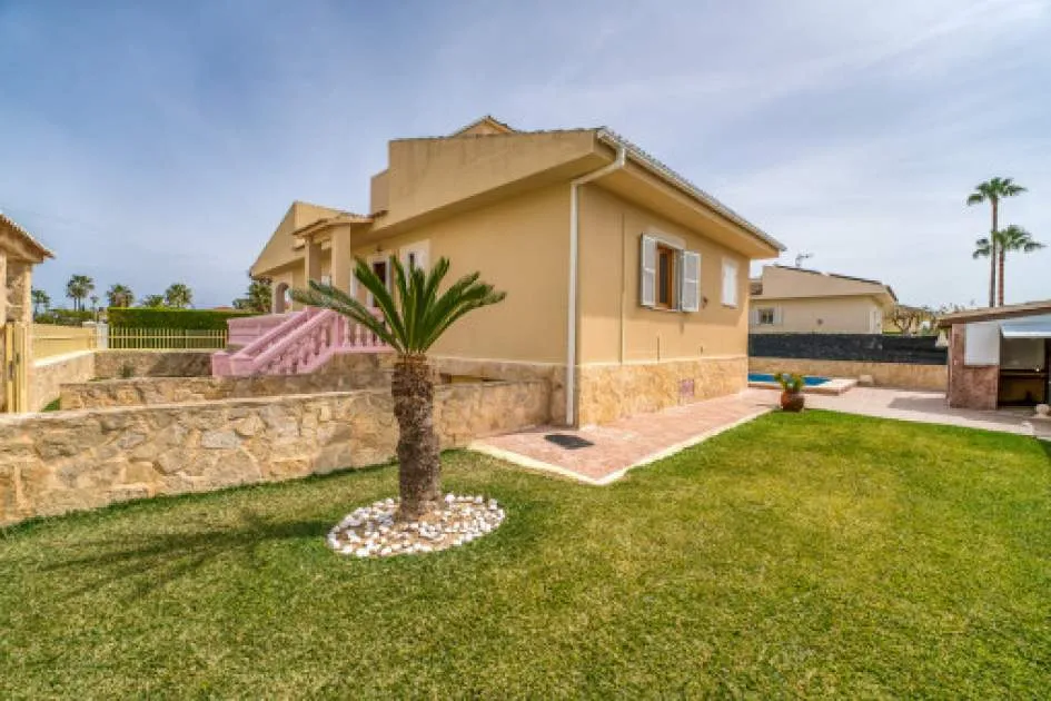 Chalet quietly located in Playa de Muro with pool and holiday rental licence