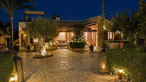 Charming single-level finca with guest house, pool, holiday rental license in Pollensa, and negotiable price.
