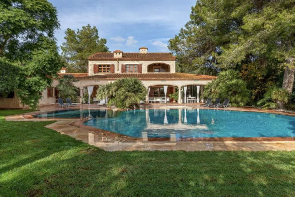 Large luxurious finca on a plot which resembles a park, between Campos and Felanitx
