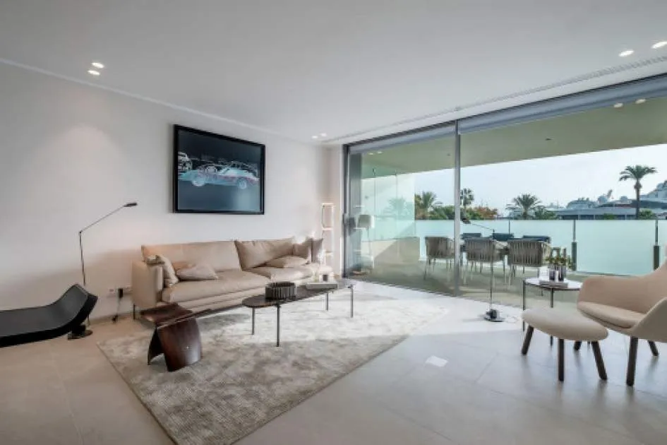 Luxurious, newly-constructed apartment with private garden and views of the harbour of Palma
