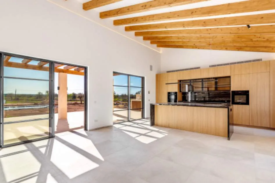 Single-level, high-quality newly-built finca on the outskirts of Campos