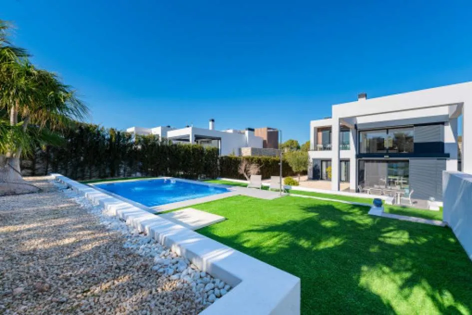 Modern villa with pool and beautiful garden in a quiet location in Cala Murada