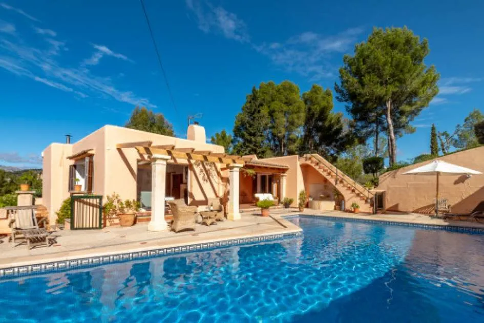 Villa close to the beach with ample green areas in Santa Ponsa