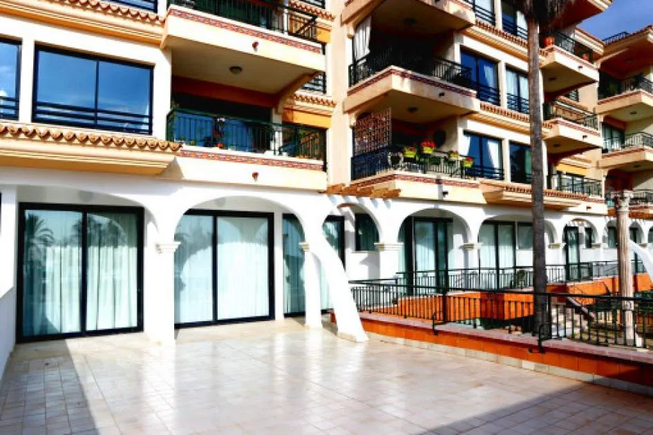 Ground-floor apartment with large terrace and sea views right on the beach in Ciudad Jardin