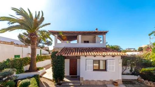 Enchanting chalet within easy walking distance of the sea in Cala Llombards