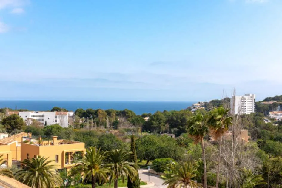 First-class top floor apartment with sea views and pool for first occupancy in Font de Sa Cala