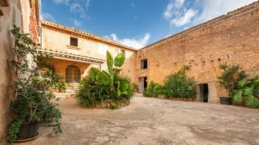 Historic finca-property with sea views near Palma