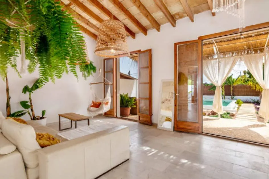 Beautiful, high-quality renovated villa with pool in Establiments