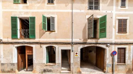 Impressive townhouse for renovation in the centre of Llucmajor