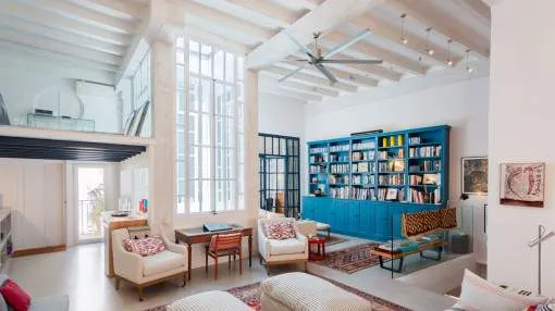 Fantastic penthouse apartment with roof terrace, pool and sea views in an exclusive old-town location