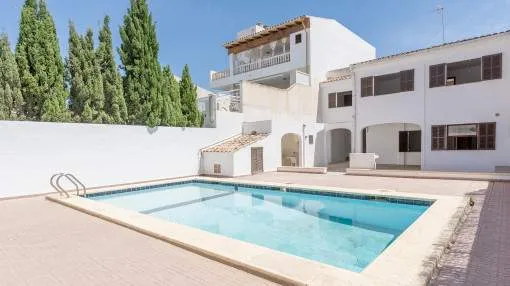 Town-house with pool in the centre of Colonia Sant Jordi