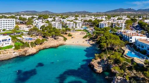 Renovated apartment with large terrace only a few metres from the beach
