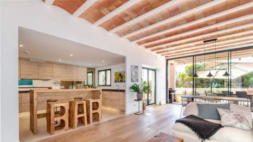 An enchanting maisonette-apartment in as-new condition with sea views in Colonia de Sant Jordi