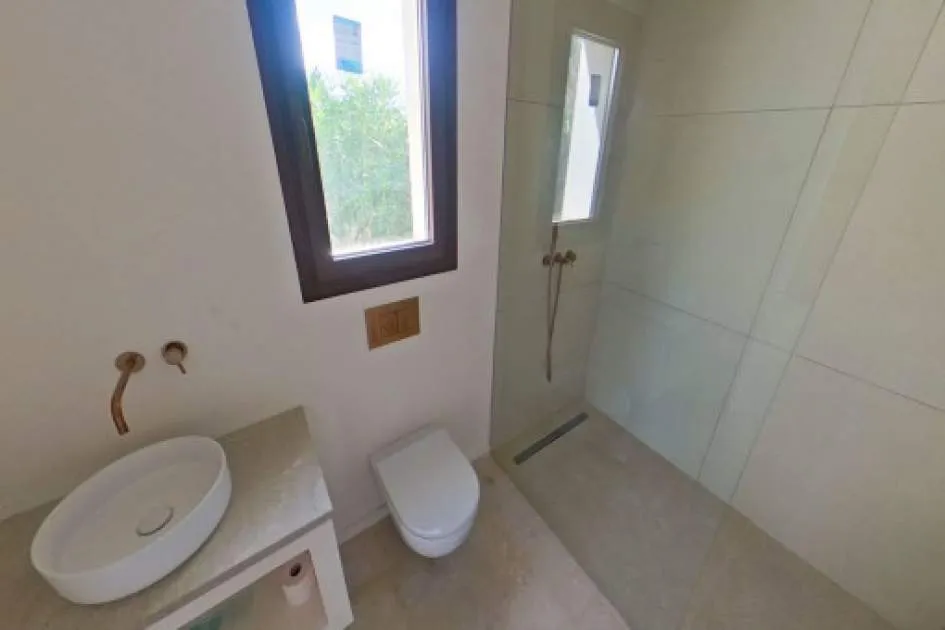 Stylish newly-built chalet with pool, garden and great privacy in Crestatx