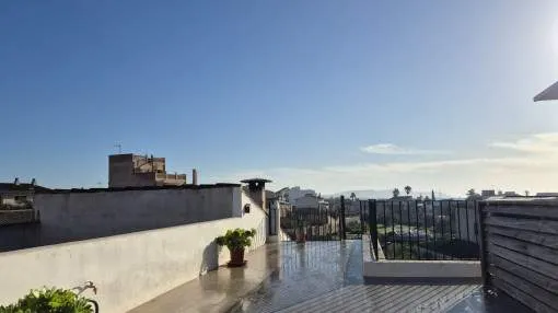 Spacious and tasteful townhouse with a fantastic rooftop terrace and sunny patio in Llucmajor Spacious and tasteful townhouse with a fantastic rooftop terrace and sunny patio in Llucmajor
