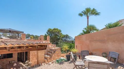 Charming house with vacation rental license in first sea line in Cala Llombards