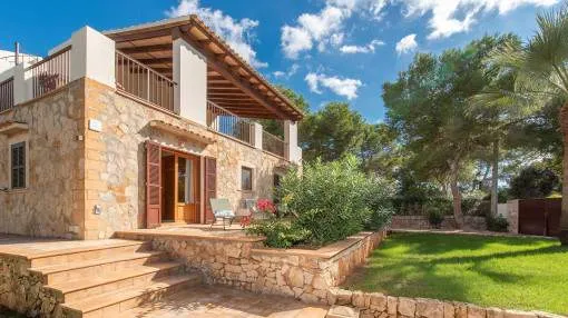 Charming villa in second sea line with garden and rental license within walking distance to the beach in Portopetro