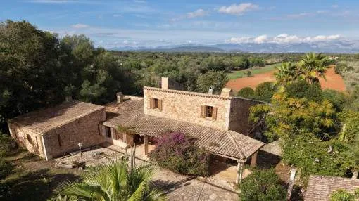 Traditional country house in need of renovation with large plot and beautiful views in Algaida