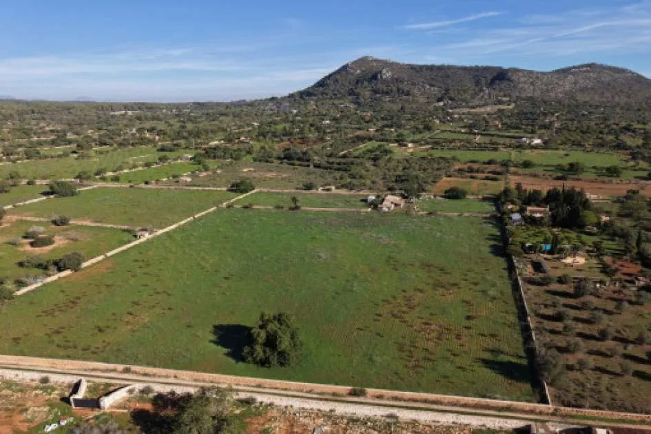 Beautiful mountain view plot with approved building license in Llucmajor