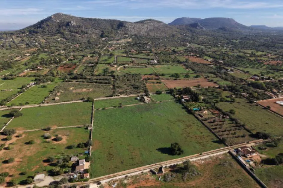 Beautiful mountain view plot with approved building license in Llucmajor