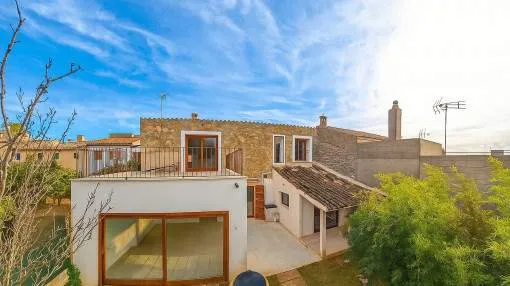 Historic village house in Campanet, Majorca | 233 m², pool, garden and open views | natural stone façade | charmingly renovated