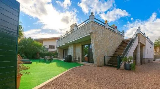 Detached villa in Playa de Muro with holiday rental licence and garden