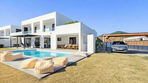 Modern and spacious villa with pool and holiday rental license in quiet Crestatx
