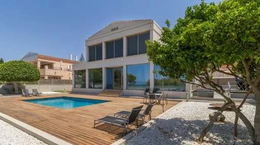Large chalet on the first sea line in Son Veri Nou