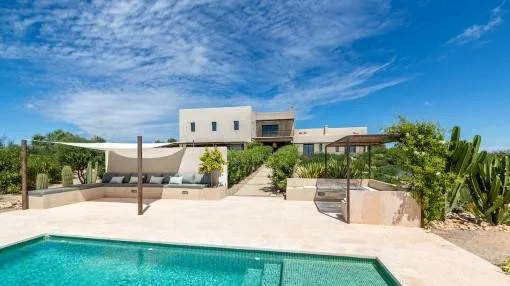 Designer-country house with breathtaking views and a holiday rental licence in Ses Salines